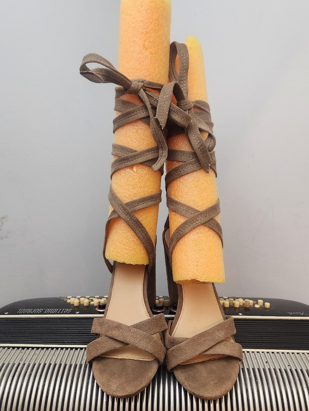 CUTE BRASH TAN SOFT FABRIC LEG WRAP OPEN TOE HEELS W/CHUNK HEEL SIZE 8